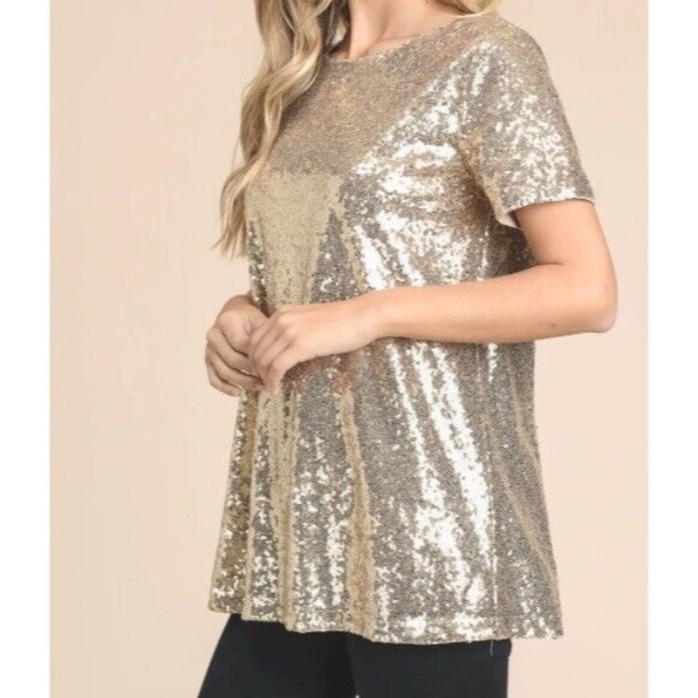 Vanilla Bay Gold Sequin Top Size Medium. Perfect For The Holidays!